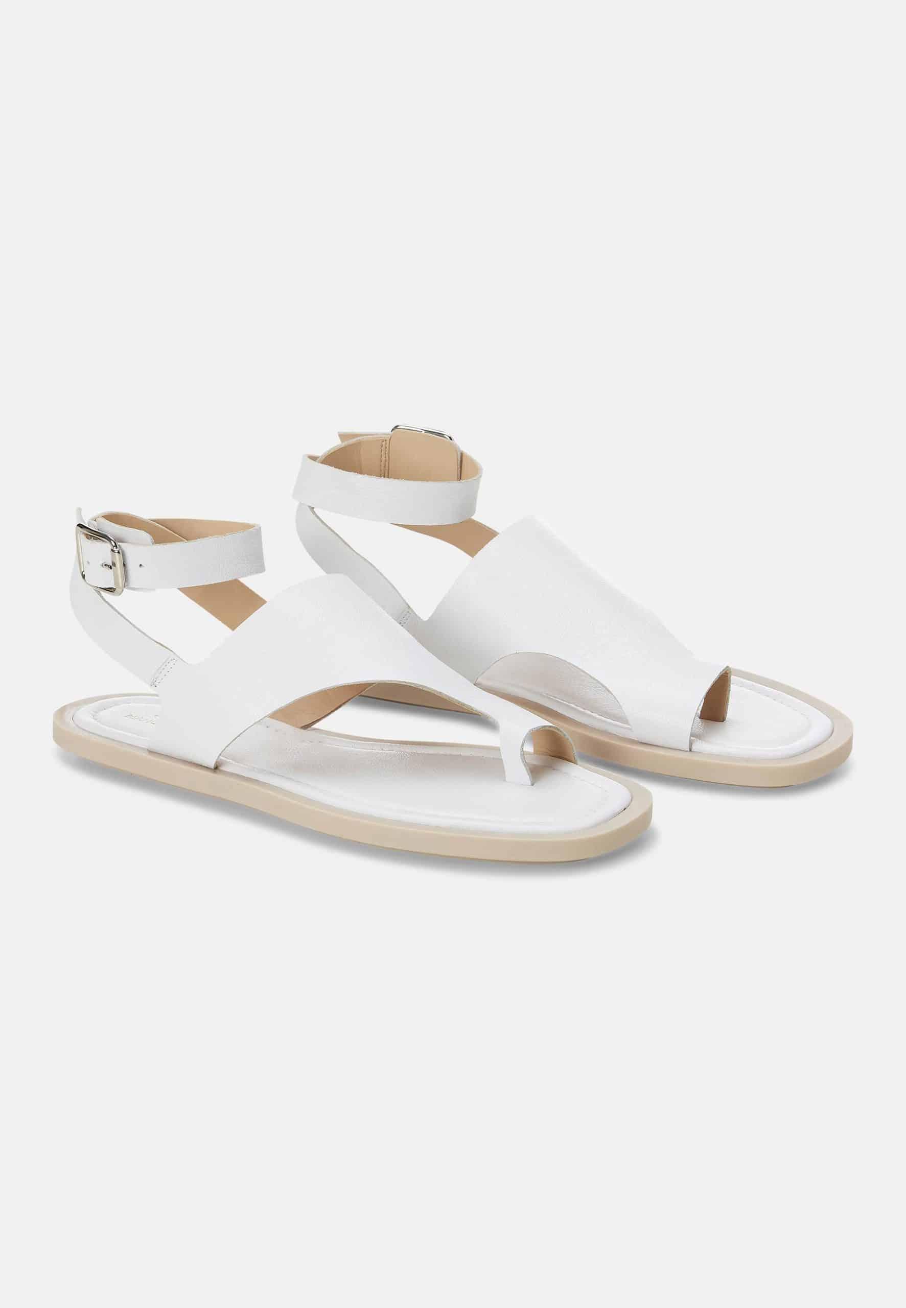 Elegant Mangará Paineira Toe-Ring Sandals made of high-quality leather with a unique toe-ring design and adjustable ankle strap.